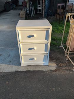 Small Gabinet White 3 door 