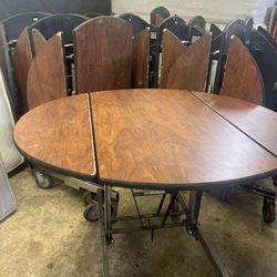 22 Rolling Tables $35 Each Buying Everything / 22 Mesas Con Ruedas Pueden Doblarse $35 Cada Una Comprando Todas 