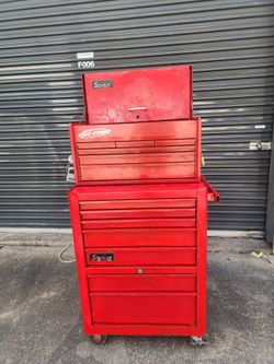 Heavy-duty mechanic toolbox featuring a Snap-on top chest and rolling bottom cabinet. Plenty of storage with multiple smooth-sliding drawers and locki