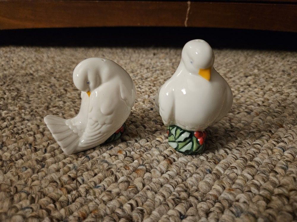 Avon 1993 Holiday Dove Salt And Pepper Shakers
