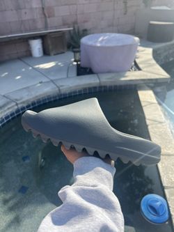 Yeezy Slide “Slate Grey” Size 10