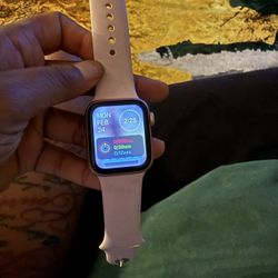 Rose Gold Apple Watch  Series 6 . 40mm