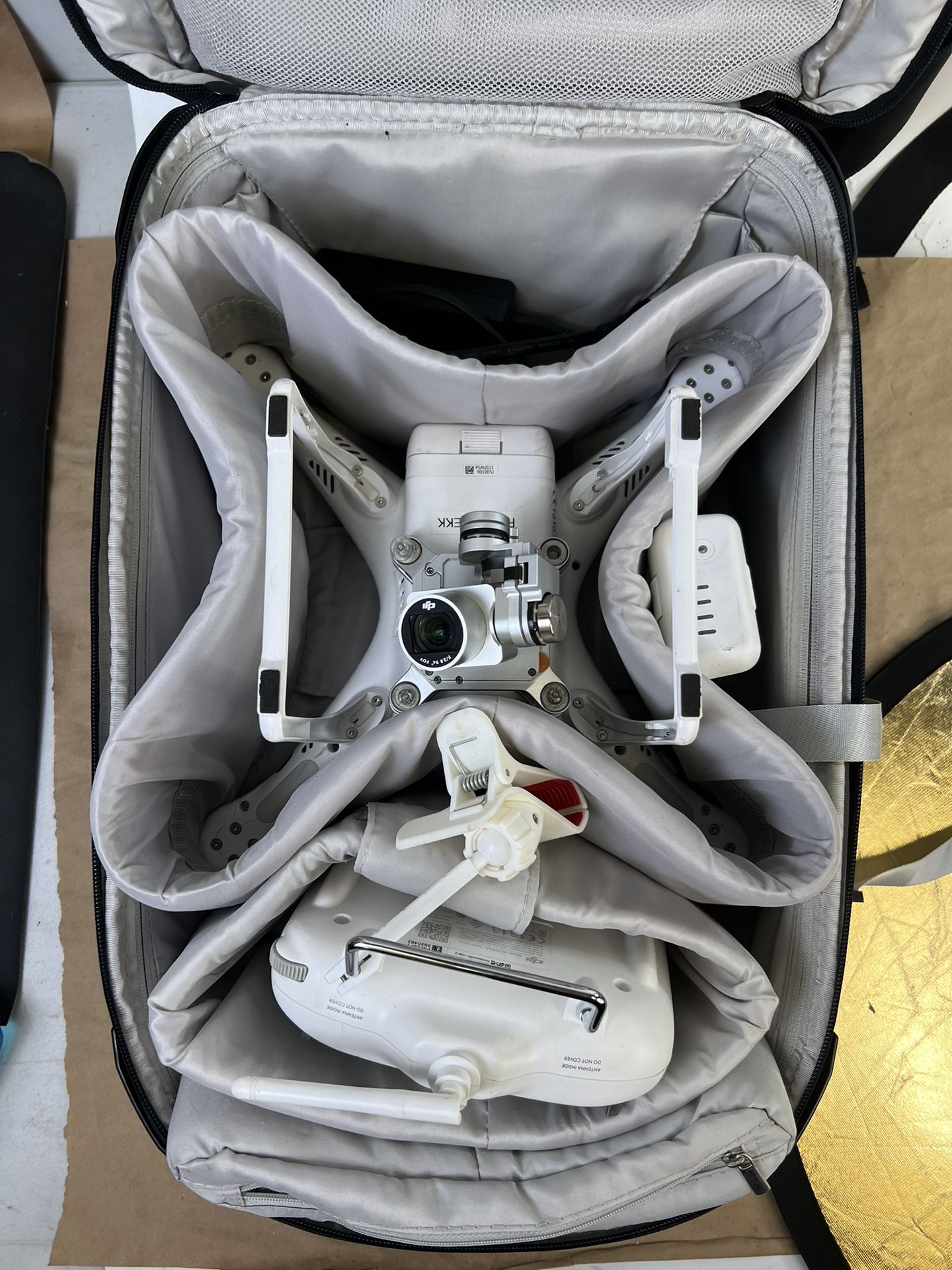 Crashed DJI Phantom Quadrocopter Drone With Hard She’ll Carrying Case, 2 Batteries, Charger, Remote