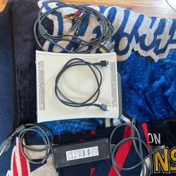 Xbox 360 missing games and controller but works.