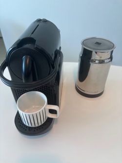 • Nespresso Inissia Espresso Machine & Aeroccino Milk Frother Bundle