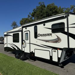 2018 Crusader Lite Prime Time fifth wheel double slide