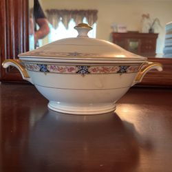 China Soup/Serving Bowl With Lid 