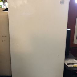 Mini fridge (  L Sized W/ lil freezer ❄️👌✨)