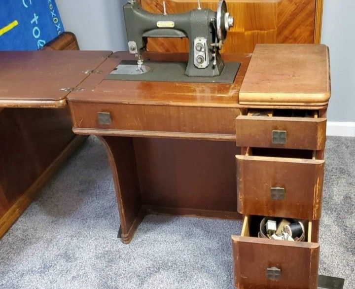 ANTIQUE SEWING MACHINE