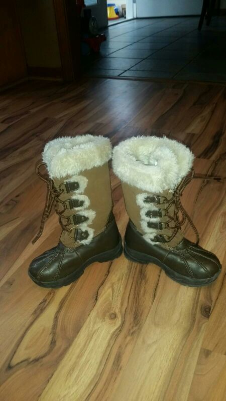 Khombu kids boots size 11 , used lightly