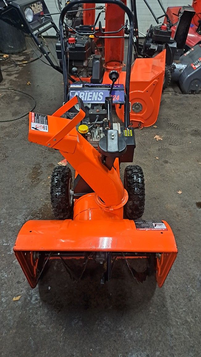 For Sale: Ariens 5/24 Snowblower 5HP with 24" Bucket has Electric Start $500