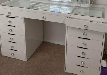 MAKEUP VANITY TABLE ONLY PICK UP TODAY 60’’