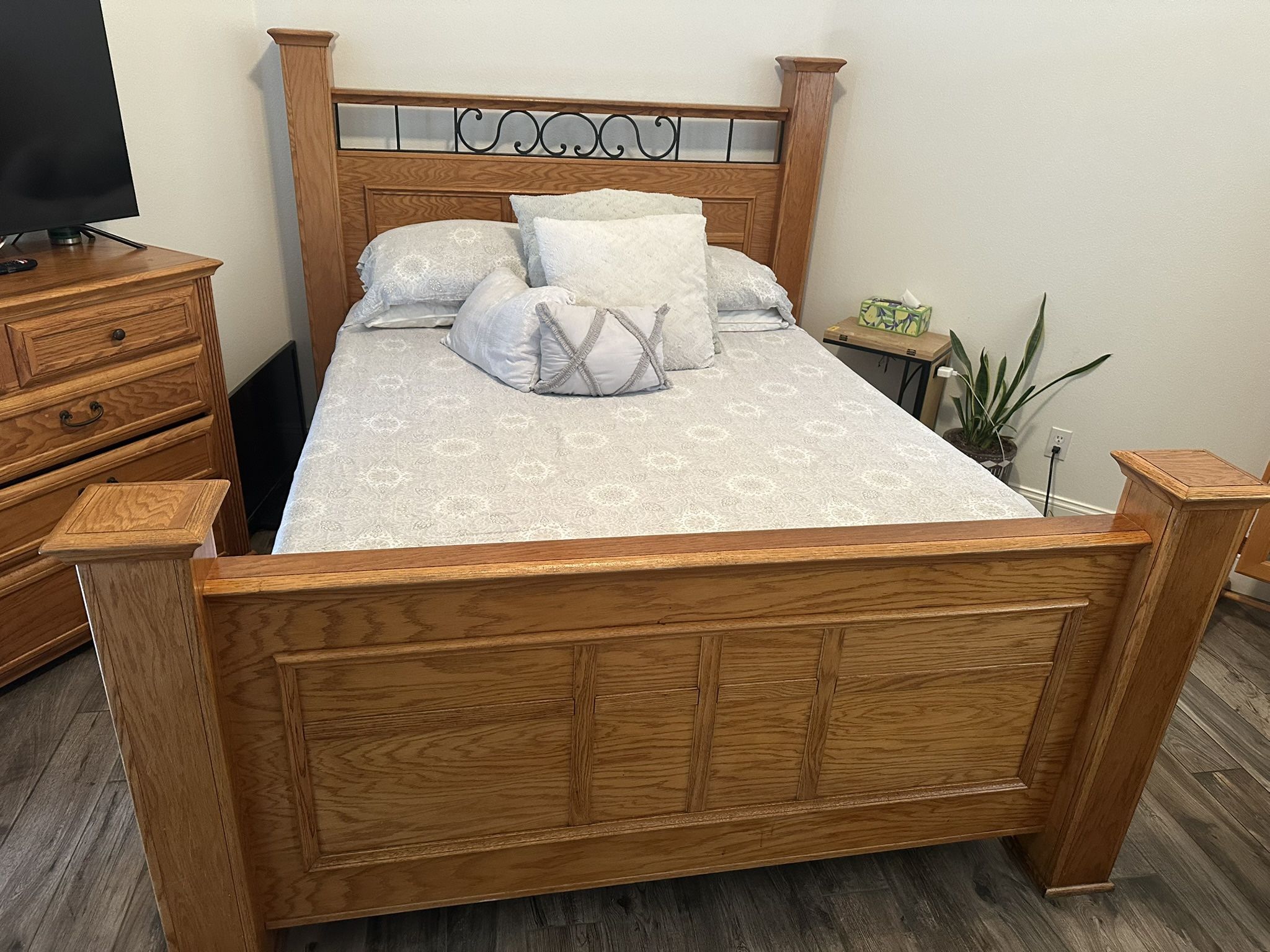 Queen bed , Oak wood .