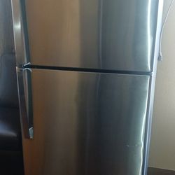 GE® ENERGY STAR® 19.2 Cu. Ft. Top-Freezer Refrigerator