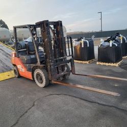 2016 TOYOTA WAREHOUSE FORKLIFT SHOP FORKLIFT LOW PROFILE LO-PRO DUAL FUEL GAS AND PROPANE