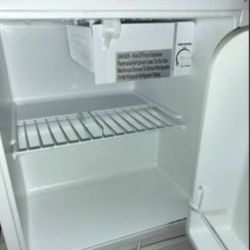 sunbeam all white mini fridge 