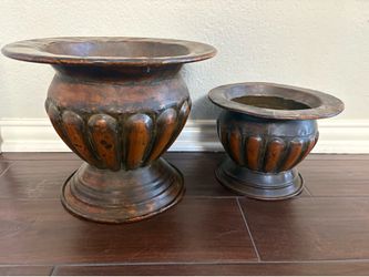 Beautiful Decorative Vase/ Urn - Set of 2