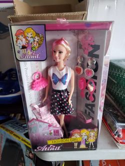 New 4 dolls in one box