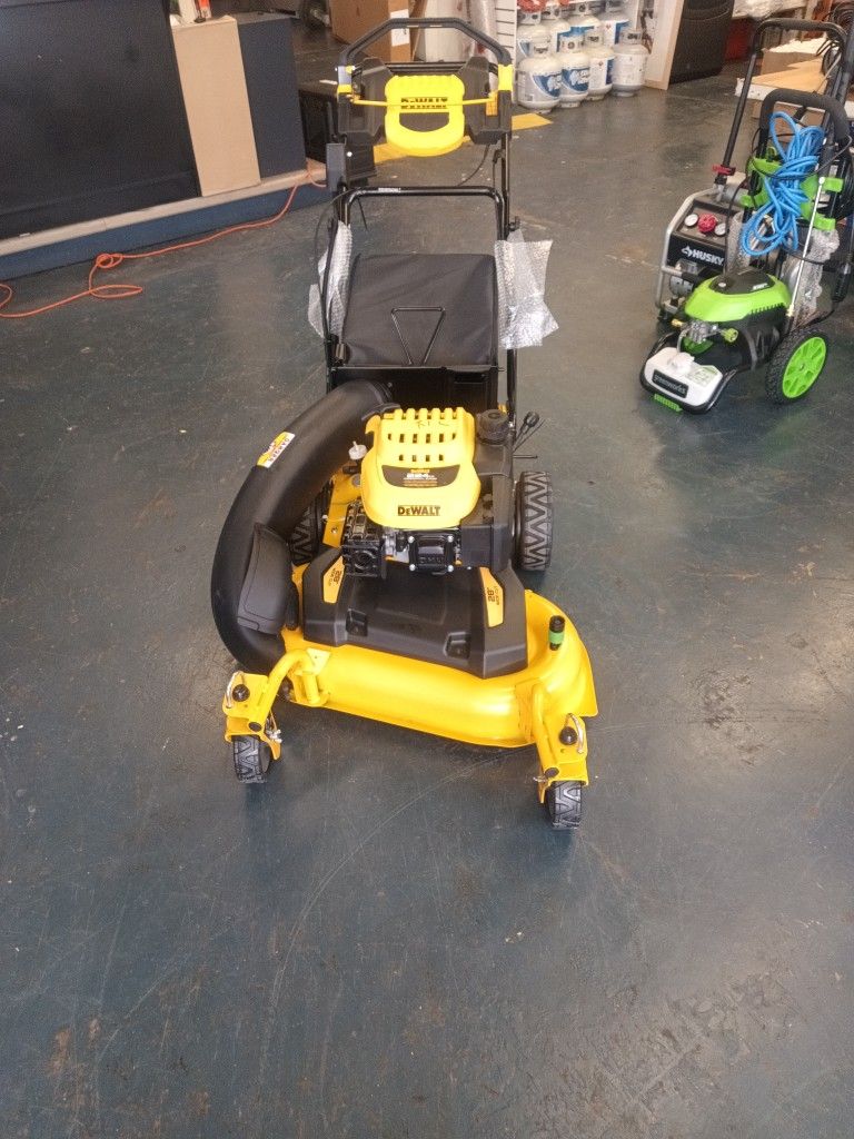 DeWalt 224 cc 28-in Wide Cut Commercial Lawn Mower