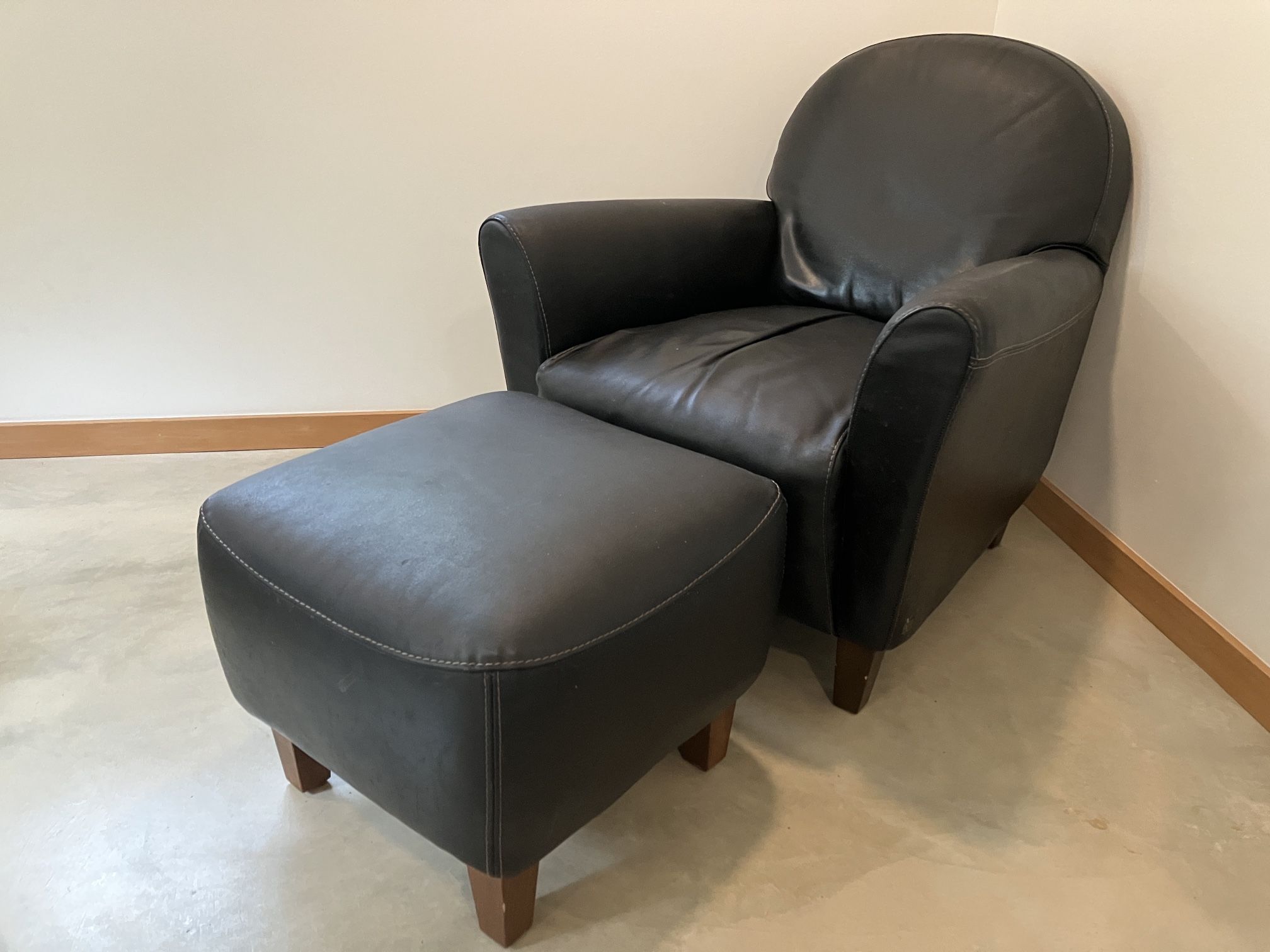 Leather Arm Chair With Ottoman