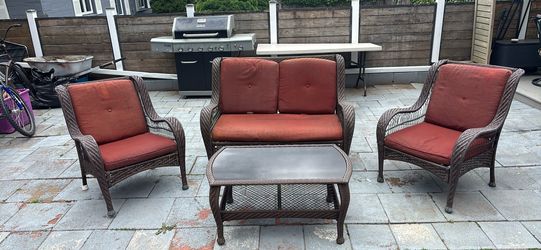 Outdoor patio furniture set