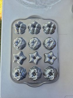 Bundt baking pan