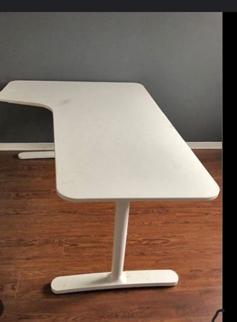 Adjustable hight corner Bekant Desk