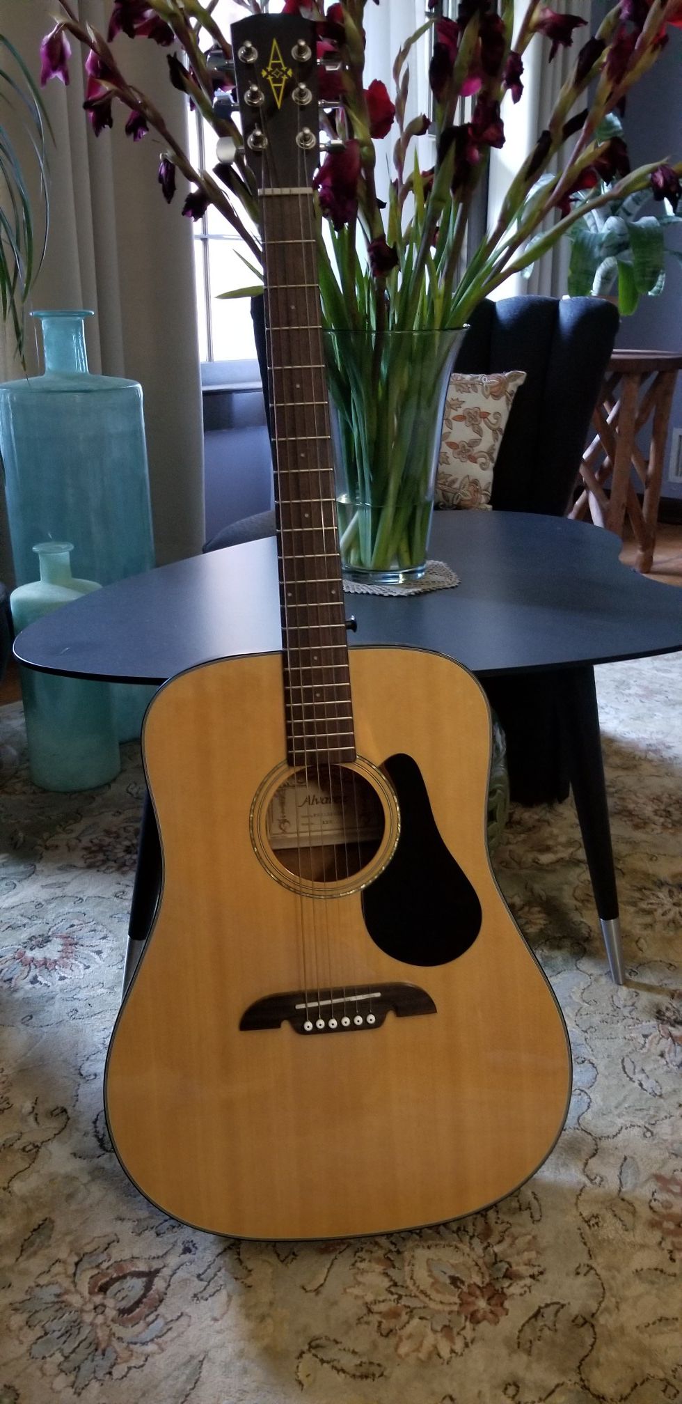 ALVAREZ RD8 ACOUSTIC GUITAR IN LIKE NEW CONDITION .
