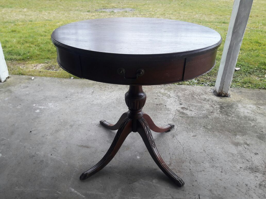 1940's Shabby Chic Round Mersman 7200 Coffee Accent End Table for Sale