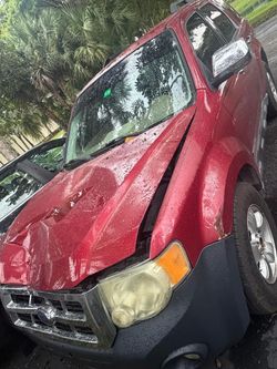 Ford Escape SUV – Damaged / Parts