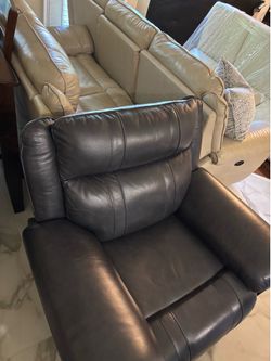 Genuine Leather Living Room Set – Reclining Sofa, Loveseat & Matching Chair – Excellent Condition