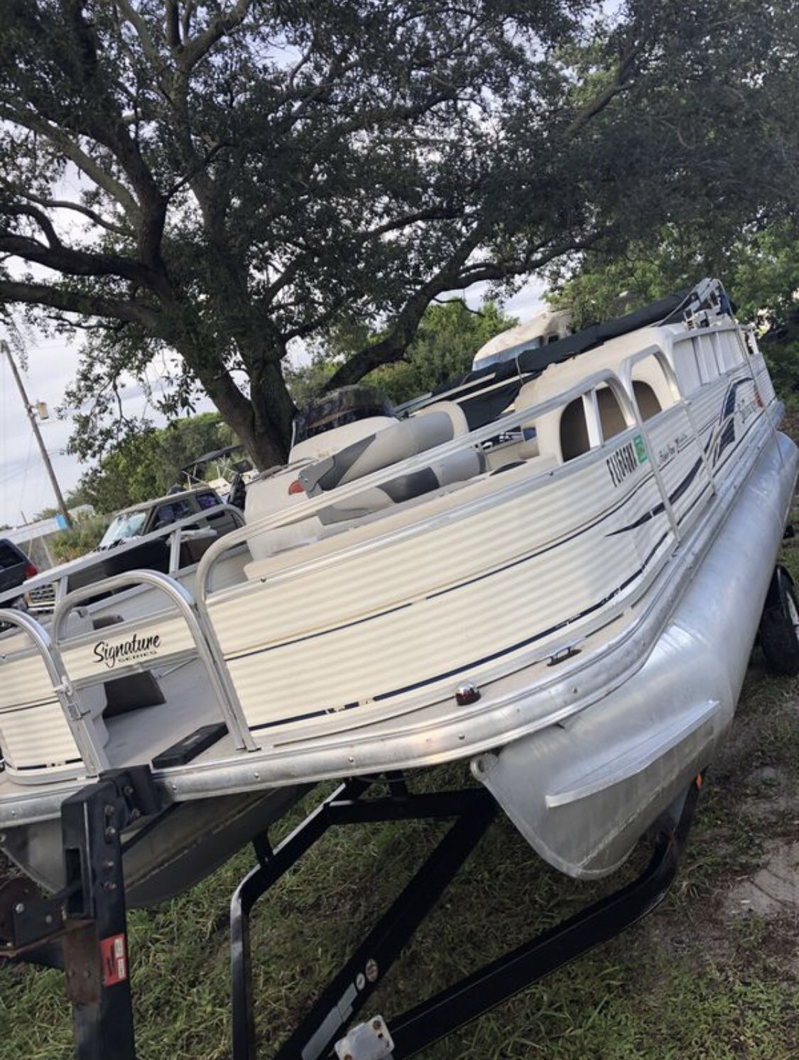 2009 SunTracker Pontoon Boat 60hp Mercury