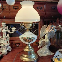 VERY NICE LOOKING VINTAGE TABLE LAMP  GLASS  GLOBE AND  MIDDLE 