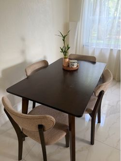 Dinner Table with 4 chairs