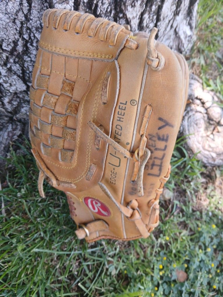 RAWLINGS "LEATHER " 12 1/2 INCH BASEBALL GLOVE (SEE PICS) LOCATED IN GLENDORA!!! CHECK OUT MY PAGE ALOT OF BASEBALL EQUIPMENT FOR "CHEAP"