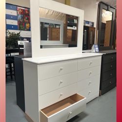 8 drawers dresser/ Eight drawers dresser
