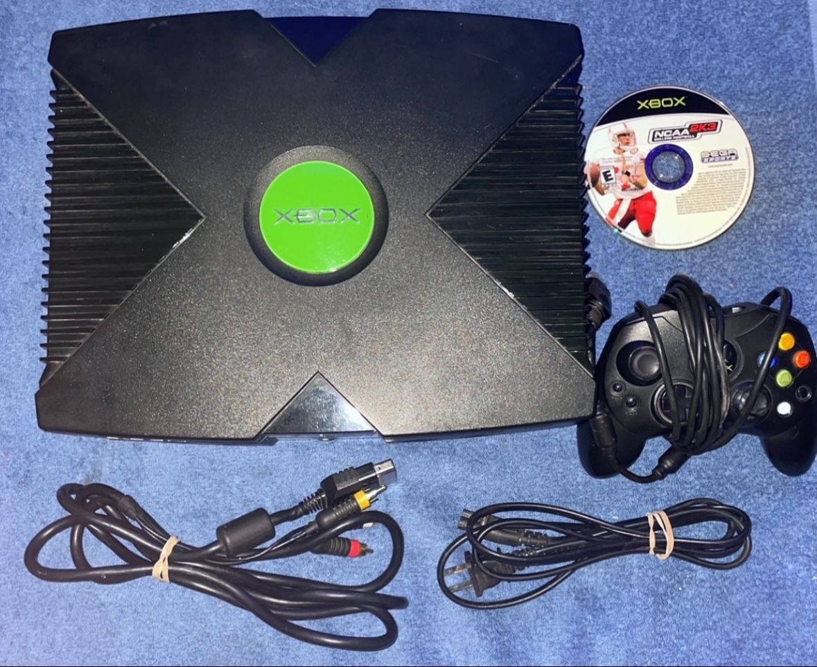 ORIGINAL XBOX CONSOLE WITH VIDEO GAME & CONTROLLER