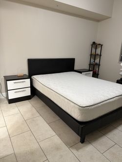 Black & White Queen Bedroom Set (Mattress Included)