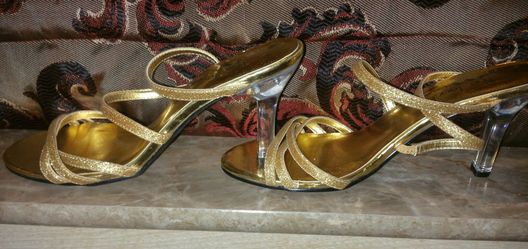 Beautiful sandals size 9