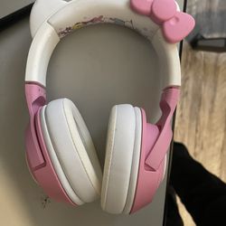 Hello Kitty RAZER headphones
