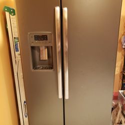 GE Refrigerator Model GSS25GMHJCES