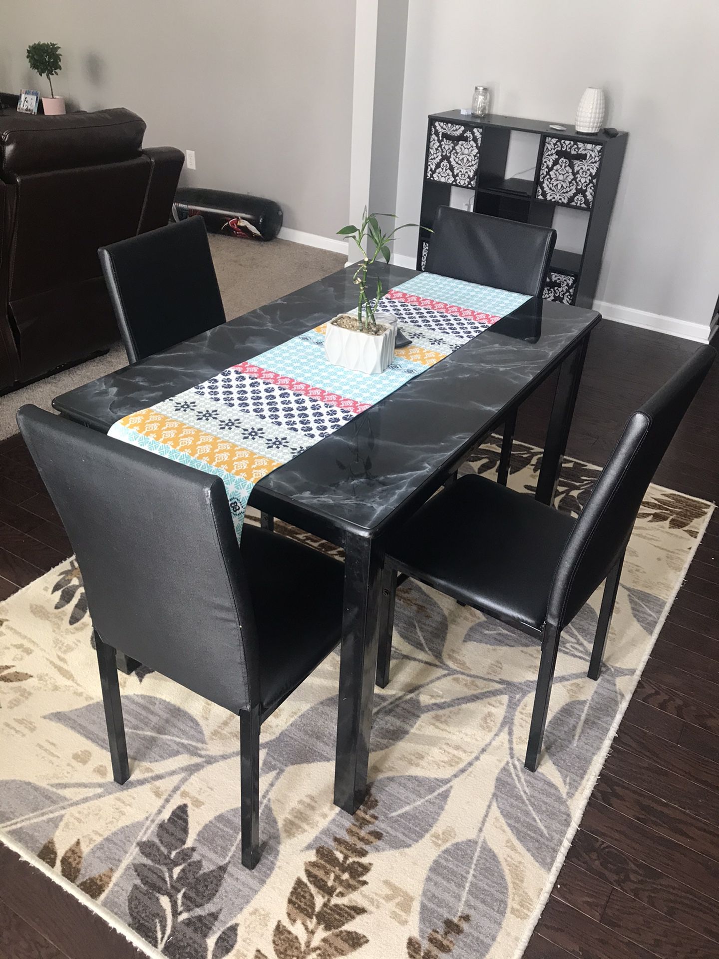 Nice dinning table with 4 chairs