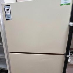 CLEAN TOP FREEZER REFRIGERATOR (DELIVERY AVAILABLE)