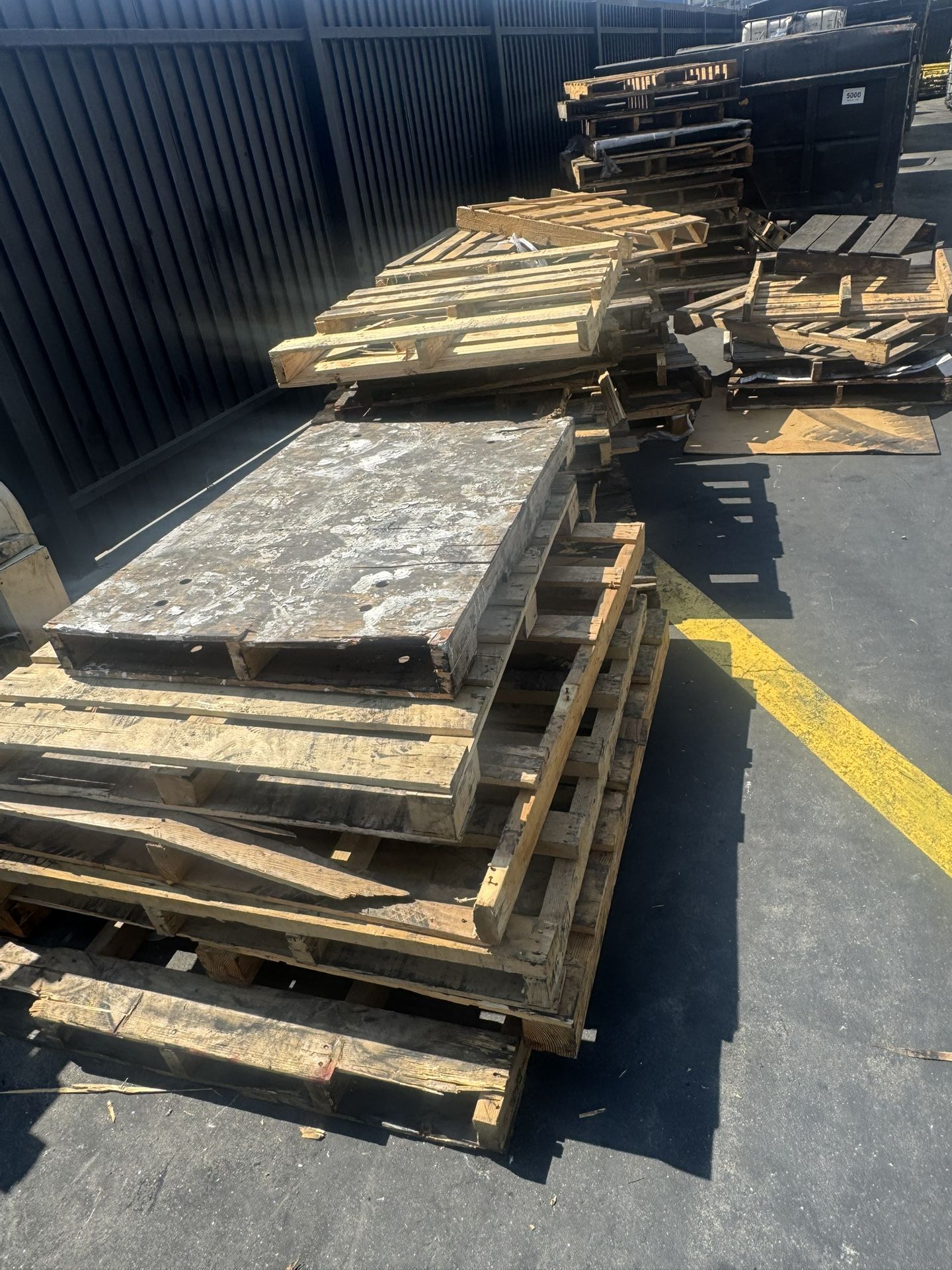 Free Pallets * Paramount*