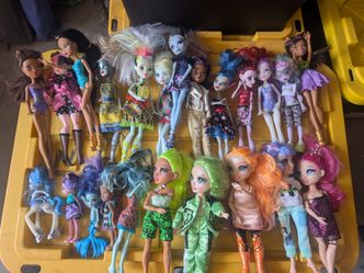 Monster High fashion dolls & other dolls ((SOLD AS A BUNDLE))