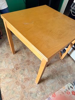 Sturdy expandable Table