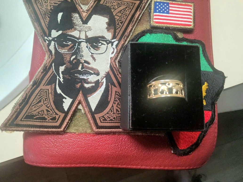 10-karat gold elephant ring