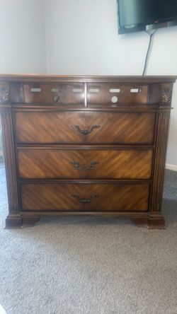 Traditional Wood Chest of Drawers