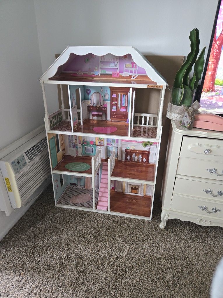 Doll House 🏠