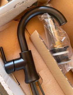 Lav Faucets DELTA